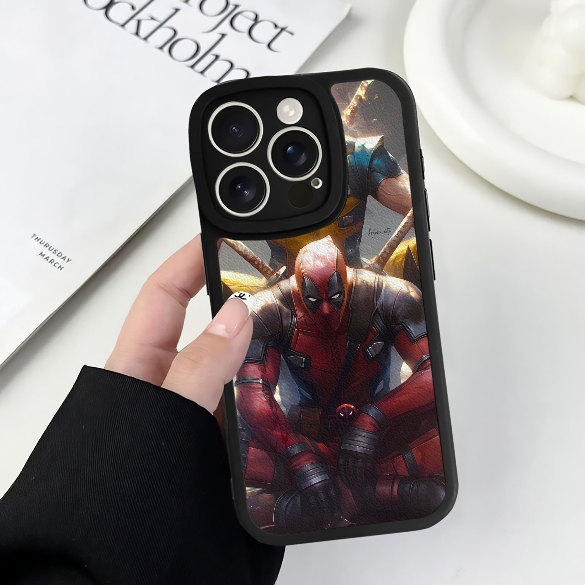 （画像用） Deadpool デッドプール 【iPhone 16シリーズ対応】シリコンスマホケース（レザー調） 材質：シリコン